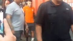 ¡Apenas podía andar! Así salió Paolo Guerrero del estadio