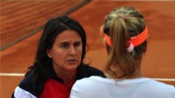 Conchita Mart&iacute;nez, capitana del equipo espa&ntilde;ol de la Copa Federaci&oacute;n, aconseja a una de sus jugadoras. 