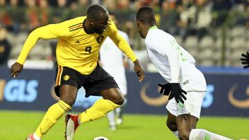 BRU10 - BRUSELAS (BÉLGICA), 27/3/2018.- Romelu Lukaku (i) de Bélgica disputa el balón con un jugador de Arabia Saudí, hoy, 27 de marzo de 2018, durante su partido amistoso internaconal en Bruselas (Bélgica). EFE/ OLIVIER