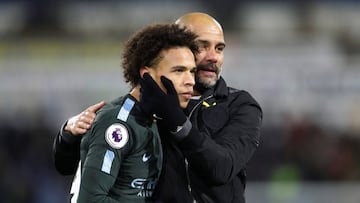 Pep Guardiola con Sal&aacute; , durante un partido de la Premier League.