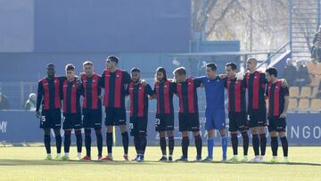 Los jugadores del Reus protestaron antes del partido ante el Alcorc&oacute;n.