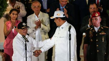 Venezuela's President Nicolas Maduro and Colombia's President Gustavo Petro shake hands at the Miraflores Palace, in Caracas, Venezuela, April 9, 2024. REUTERS/Leonardo Fernandez Viloria