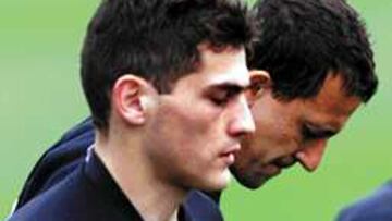 <B>CABIZBAJOS. </B>Casillas y César con rostros serios ayer durante el entrenamiento del Real Madrid.