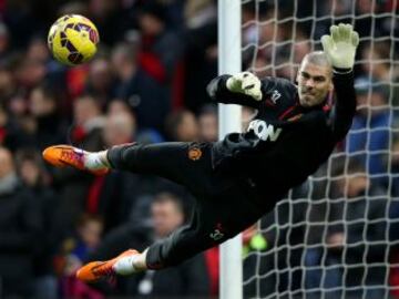 Víctor Valdés tampoco es del agrado de Van Gaal en el Manchester United, equipo con el que tiene contrato hasta junio de 2016.