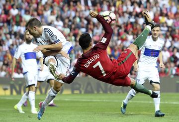 El jugador luso por fin tiene en su haber un gol que se le resistía, el de tijera, fue con Portugal ante las Islas Feroe en el partido de clasificación para el Mundial 2018. 

