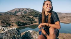 La campeona del mundo de MTB XCO Kate Courtney posa para una foto de perfil frente a un lago en Nicasio, California, Estados Unidos, el 15 de noviembre del 2020. 