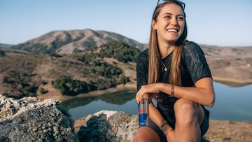 La campeona del mundo de MTB XCO Kate Courtney posa para una foto de perfil frente a un lago en Nicasio, California, Estados Unidos, el 15 de noviembre del 2020.