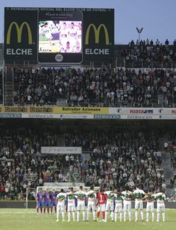 Los jugadores del Elche y el Levante guardan un minuto de silencio por la muerte del exentrenador del FC Barcelona 'Tito' Vilanova.