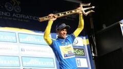 Alberto Contador, con el tridente de vencedor de la Tirreno-Adri&aacute;tico.