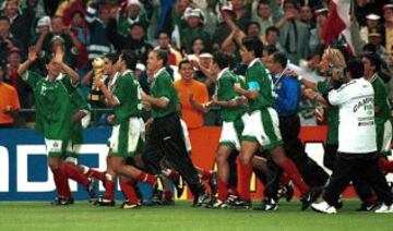 México alzó por primera vez un trofeo de Campeón FIFA, lo hizo en su casa y ante su gente. Con una noche para el recuerdo de Cuauhtémoc Blanco, quien se despachó con dos goles, la histórica generación azteca de la década de los noventa logró lo que hasta el momento, es el último Torneo FIFA absoluto que tiene la Selección Mexicana.