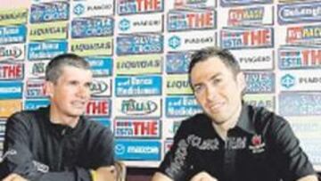 <b>FAVORITOS. </b>Savoldelli y Simoni, ayer en conferencia de prensa.