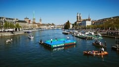 Roger Federer y Andy Murray juegan al tenis en una pista en el río Limmat en Zúrich, para presentar el partido benéfico 'The Match for Africa 3'. 