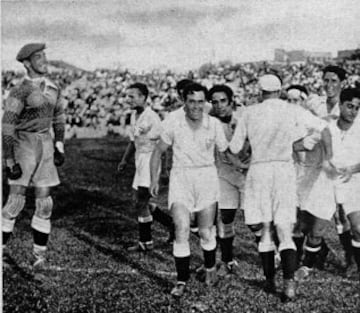 En 1935 el Sevilla consigue la Copa del Rey por aquella epoca denominada, La Copa del Presidente de la República. La final del torneo fue disputada por el Sabadell FC y el Sevilla FC. Se disputó a partido único en el Estadio de Chamartín de Madrid el día 30 de junio de 1935. En la imágen los jugadores celebran el tercer gol que consolida la victoria del Sevilla.