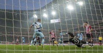 Aduriz marca el 1-0.