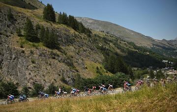 El pelotón durante la duodécima etapa del Tour de Francia 2022.