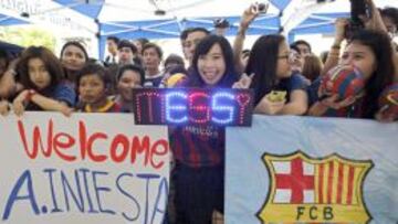 Centenares de seguidores reciben al Bar&ccedil;a en Tailandia