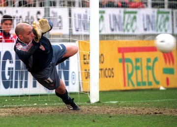 El guardameta lleg車 al Sevilla en el a?o 2000 cuando el cuadro hispalense buscaba ascender a primera. Dos a?os en Sevilla fueron sus 迆nicas temporadas fuera de la liga de Noruega.
