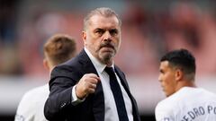 Ange Postecoglou, entrenador del Tottenham, celebra tras un partido.