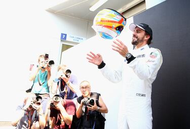 Despus de buscar de forma incansable su tercer ttulo mundial junto a los de Maranello, Alonso decida dar un nuevo rumbo en su carrera al ver cmo se agotaba su paciencia junto al Ferrari me-nos competitivo desde que debut con la Scuderia en 2010. Este fichaje supuso el regreso del asturiano junto a los de Woking, donde complet una nica temporada en 2007 debido a las dispu-tas en el seno del equipo junto a su compa?ero Hamilton. Le daba as una segunda oportunidad a la escudera britnica, que una fuerzas junto a Honda para tratar de volver a lo ms alto. Pero la alianza junto a los japoneses nunca termin de arrancar y tanto el piloto como el fabricante, acaba-ron tomando caminos separados.