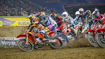 Jorge Prado lidera la carrera del Supercross de Detroit en la salida.