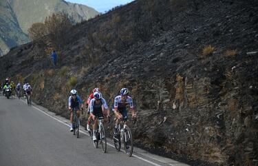 Thomas Pidcock y Jai Hindley junto a Vingegaard en durante la subida.