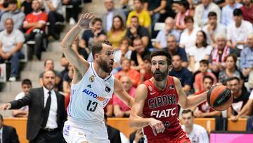 GIRONA, 28/09/2022.- El base del Bàsquet Girona Josep Franch (d) ante el guardia español del Real Madrid Sergio Rodríguez durante un partido correspondiente a la primera jornada de la Liga Endesa disputado entre el Bàsquet Girona y el Real Madrid en el Pabellón Municipal Girona-Fontajau en Girona, este martes. EFE/ David Borrat
