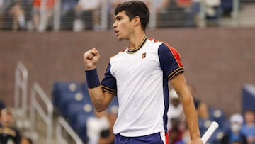 Carlos Alcaraz celebra un punto durante su partido ante Peter Gojowczyk en los octavos de final del US Open 2021 en el USTA Billie Jean King National Tennis Center de Nueva York.