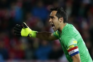 El arquero chileno Claudio Bravo en acción hoy, jueves 8 de octubre de 2015, durante el partido entre Chile y Brasil en el Estadio Nacional de Santiago de Chile, por la primera fecha de las eliminatorias suramericanas al Mundial Rusia 2018