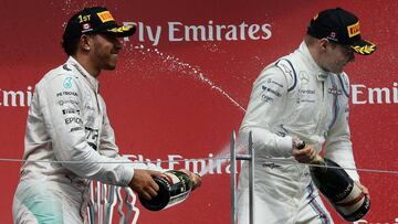 Lewis Hamilton y Valtteri Bottas en el podio de Montreal de 2015.