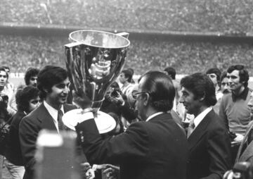 Fue un día intenso en el Calderón. Por un lado el Atlético recibía la Copa de campeón de la Liga y por otro, Gárate era homenajeado con un partido amistoso frente a la selección vasca.