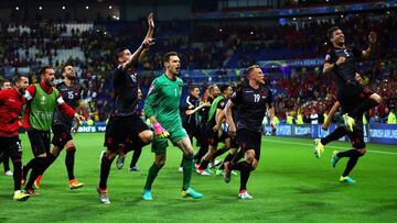 La selecci&oacute;n de Albania celebra la victoria ante Ruman&iacute;a.