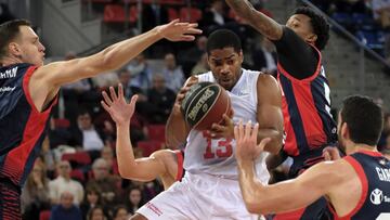 Gary Neal entra a canasta ante los defensores del Baskonia.