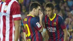 El brasile&ntilde;o Neymar recibe instrucciones de su compa&ntilde;ero, el argentino Messi, durante el partido de vuelta de la Supercopa de Espa&ntilde;a.