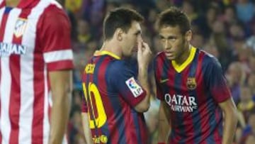 El brasile&ntilde;o Neymar recibe instrucciones de su compa&ntilde;ero, el argentino Messi, durante el partido de vuelta de la Supercopa de Espa&ntilde;a.