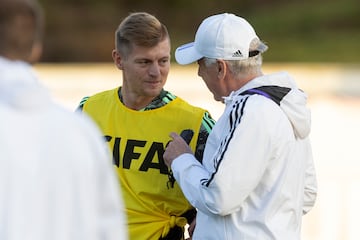 Kroos y Ancelotti conversan durante un entrenamiento en Rabat.