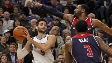 Ricky Rubio busca el pase ante John Wall y Bradley Beal. El base de los Timberwolves logr&oacute; su mejor marca de asistencias (19) ante los Wizards.