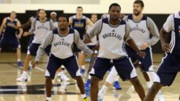 Varios jugadores de los Grizzlies, durante un training camp. 