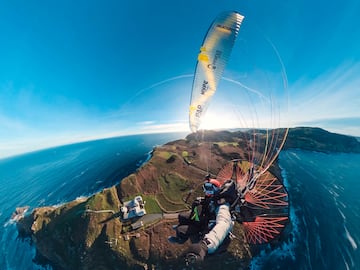 Los acantilados gallegos que desembocan en el mar, una de las vistas favoritas de Nico Aubert en su travesía de España en paramotor.