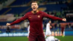 Edin Dzeko celebra un gol con el Roma. 