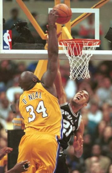 Un joven Tim Duncan intenta frenar a Shaquille O'Neal.