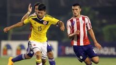 El jugador colombiano Jorge Andr&eacute;s Carrascal patea el bal&oacute;n ante la marca de Cristhian Fabi&aacute;n de Paraguay.