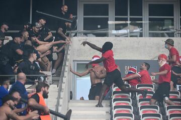 Brutal pelea entre los ultras del Niza y del Colonia en el partido de Conference League que ha dejado siete heridos, dos de ellos graves.  