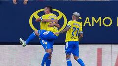 CÁDIZ , 14/08/2023.- El centrocampista del Cádiz CF Fede San Emeterio (c) celebra con sus compañeros tras anotar durante el partido de Liga que enfrenta al Cádiz CF y al Deportivo Alavés en el estadio Nuevo Mirandilla, en Cádiz, este lunes. EFE/Román Ríos
