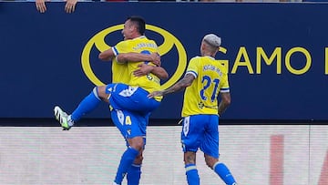 CÁDIZ , 14/08/2023.- El centrocampista del Cádiz CF Fede San Emeterio (c) celebra con sus compañeros tras anotar durante el partido de Liga que enfrenta al Cádiz CF y al Deportivo Alavés en el estadio Nuevo Mirandilla, en Cádiz, este lunes. EFE/Román Ríos
