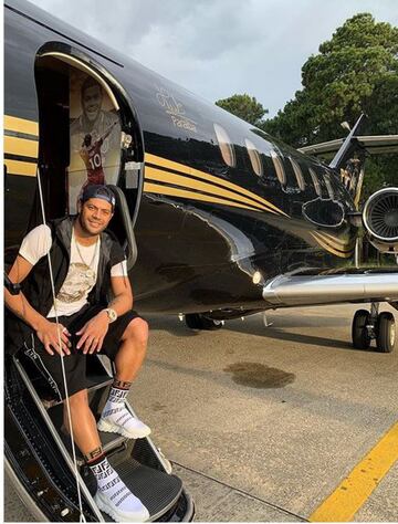El delantero brasileño presentó en  sus redes sociales su nuevo avión privado 