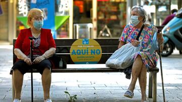 Dos mujeres conversan en un banco de L'Hospitalet (Barcelona).