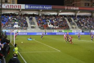 Fernando Torres marca el segundo gol para los colchoneros.