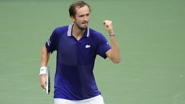 Daniil Medvedev celebra un punto durante su partido ante Novak Djokovic en la final del US Open 2021.