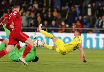 Los jugadores del Villarreal protestaron al árbitro neerlandés, Danny Makkelie, un posible penalti de Allison Becker a Giovani Lo Celso.

