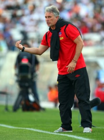 Ha dirigido a San Felipe, Colo Colo, O'Higgins, S. Wanderers, S. Morning y Ñublense. Solo ganó el Torneo Esperanzas de Toulon con la Roja Sub 21, pero no repitió éxitos en sus otras experiencias.